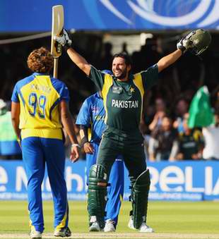 Shahid Afridi clinches the coveted Best Hair prize. Vanquished contender Lasith Malinga looks on dejected © Getty Images