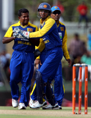 Rangana Herath and Kumar Sangakkara celebrate the dismissal of Scott Styris, Sri Lanka v New Zealand, tri-series, 2nd ODI, Dambulla, August 13, 2010