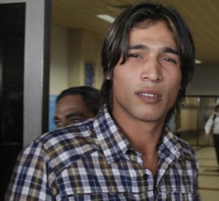Mohammad Amir arrives at the airport to leave for his hearing in Dubai, Lahore, October 29, 2010