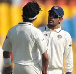 MS Dhoni has a word with Sreesanth, India v New Zealand, 1st Test, Ahmedabad, 3rd day, November 6, 2010