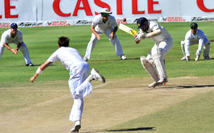 Dale Steyn tests VVS Laxman with a bouncer, South Africa v India, 3rd Test, Cape Town, 5th day, January 6, 2011