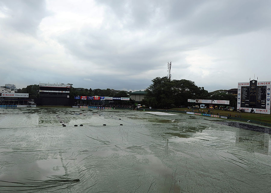 Heavy rain delayed the start of Sri Lanka's chase