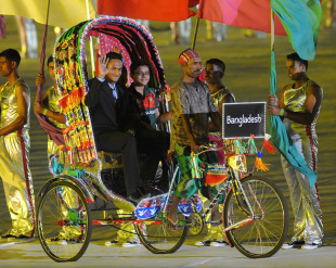 Shakib Al Hasan rides in to thunderous applause, Dhaka, February 17, 2011