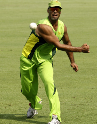 Shoaib Akhtar in action during Pakistan's fielding practice, Mirpur, March 22, 2011