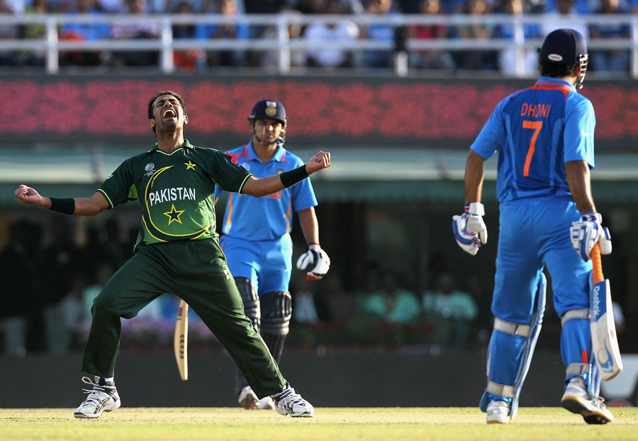 Wahab Riaz is ecstatic after knocking over MS Dhoni