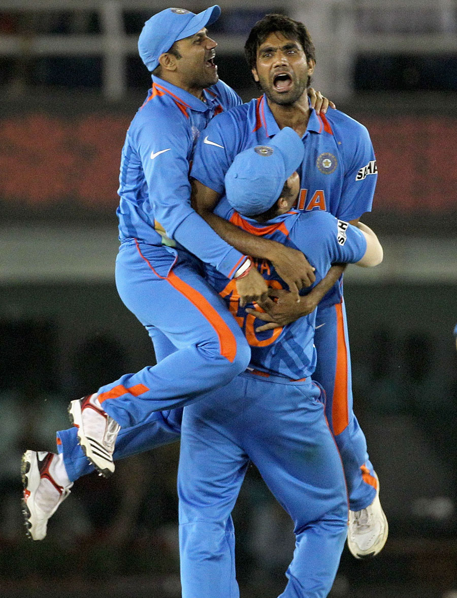 Suresh Raina inexplicably holds Munaf Patel and Virender Sehwag aloft after Abdul Razzaq's dismissal