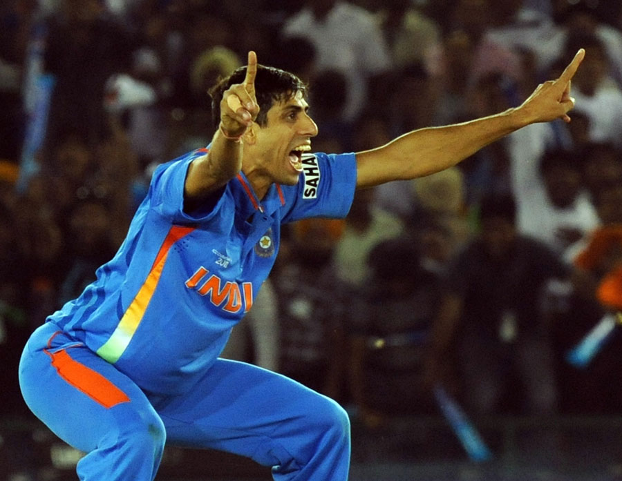 Ashish Nehra appeals successfully for an lbw 