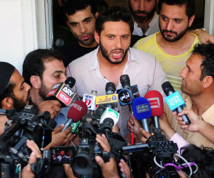 Shahid Afridi is mobbed by the press outside his house, Karachi, April 1, 2011
