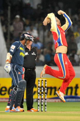 Daniel Vettori bowls for Bangalore Royal Challengers, Deccan Chargers v Royal Challengers Bangalore, IPL 2011, Hyderabad, April 14, 2011