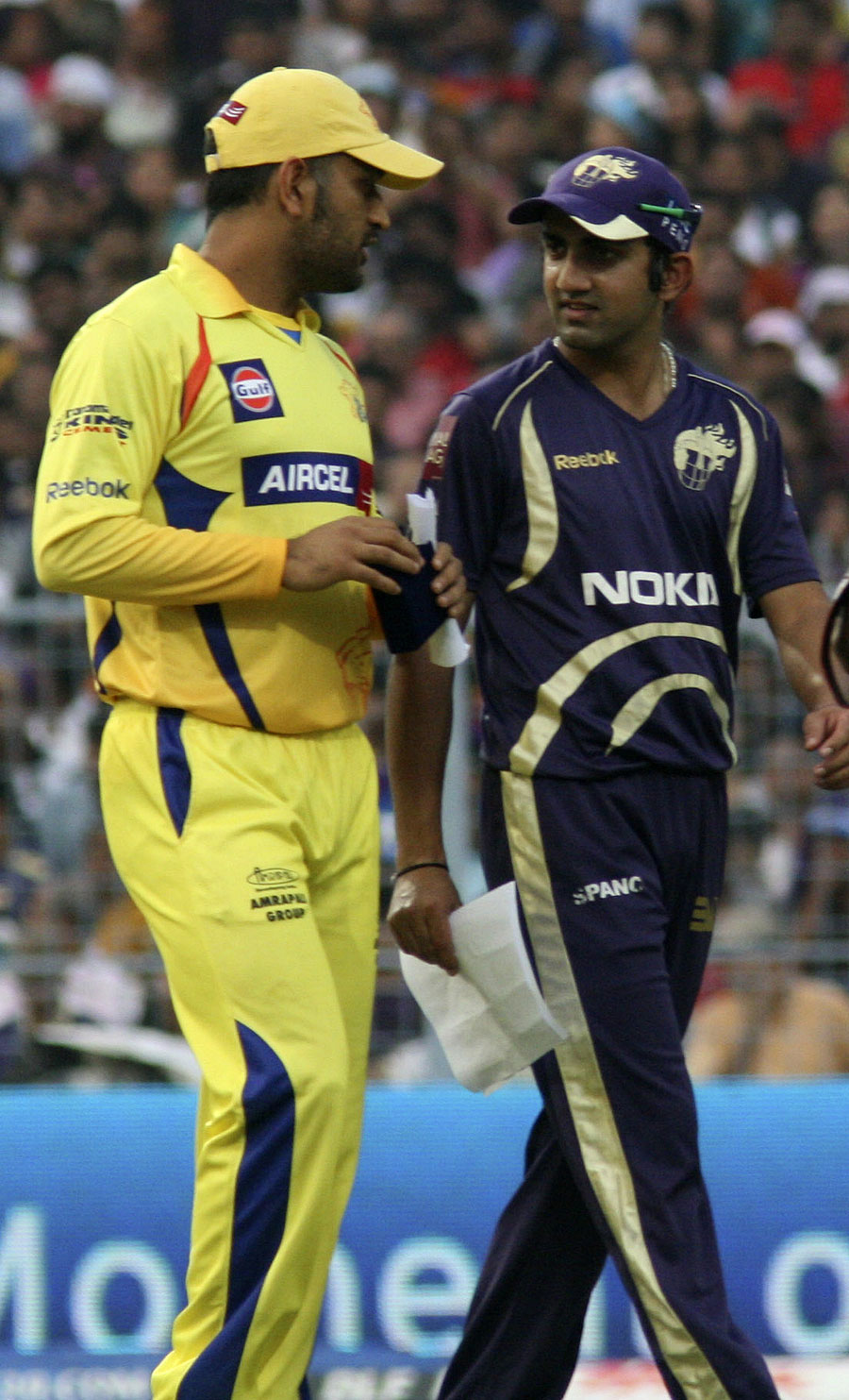 MS Dhoni and Gautam Gambhir have a chat during the rain delay