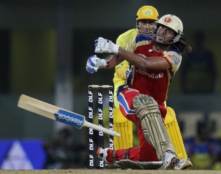 Saurabh Tiwary loses his bat, Chennai v Bangalore, IPL 2011, Final, Chennai, May 28, 2011