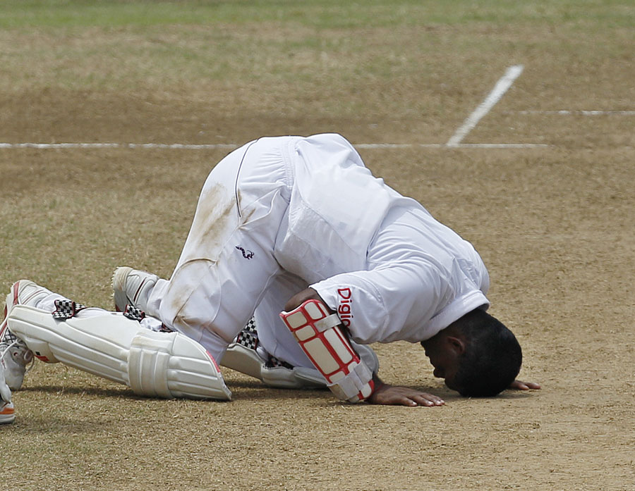 Shivnarine Chanderpaul celebrates in signature fashion on getting to a ton