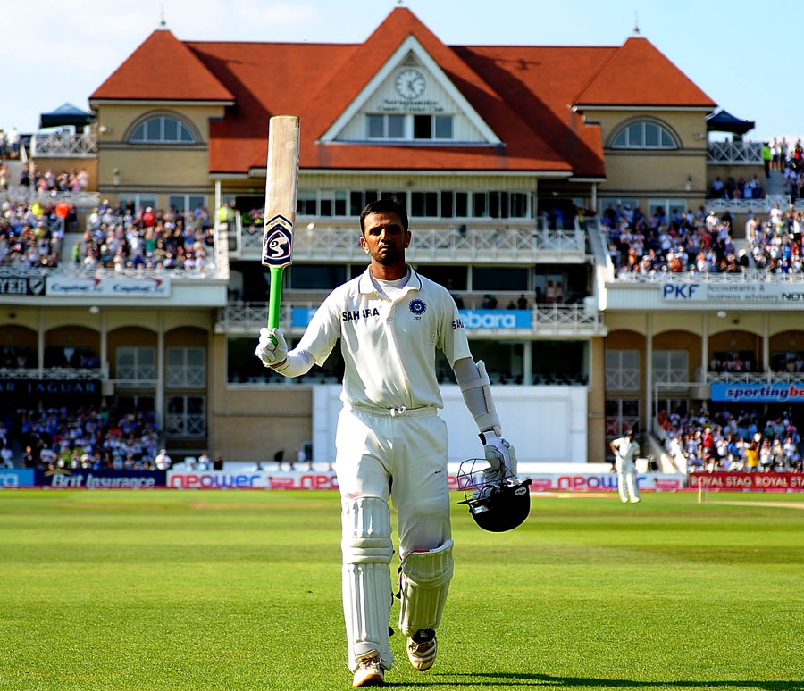 Rahul Dravid walks off to applause after his dismissal