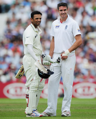 Erstwhile IPL mates Rahul Dravid and Kevin Pietersen share a lighter moment, England v India, 4th Test, The Oval, 4th day, August 21, 2011