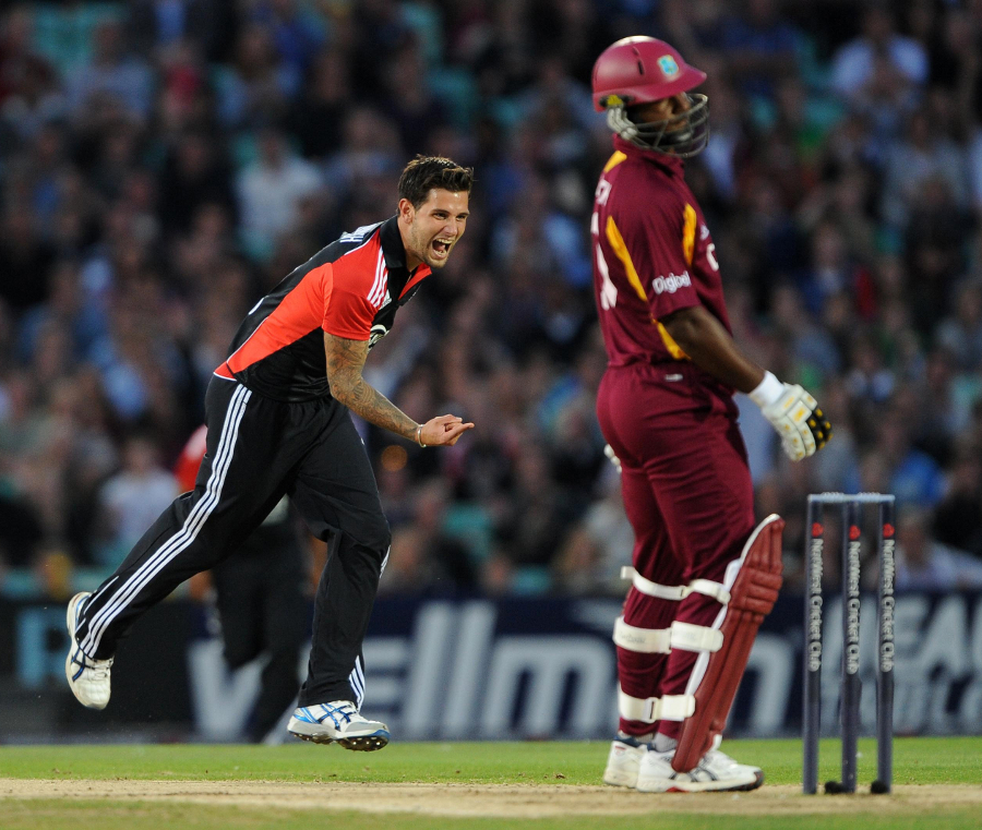 Jade Dernbach pinned Dwayne Smith in front of his stumps