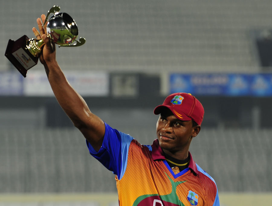 Marlon Samuels with his Man-of-the-Match trophy