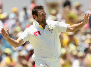Ben Hilfenhaus picked up eight wickets in the match, Australia v India, 3rd Test, Perth, 3rd day, January 15, 2012