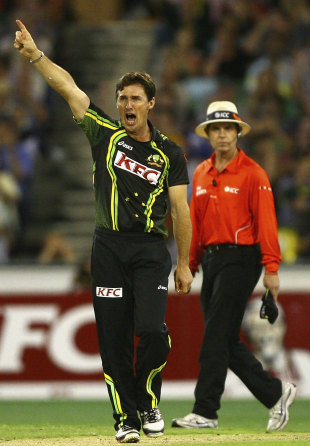Brad Hogg gives Virender Sehwag a send-off, Australia v India, 2nd T20I, Melbourne, February 3, 2012