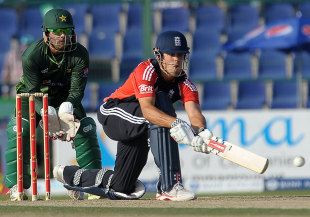 England bat first, Bresnan ruled out