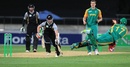Kane Williamson hurries to beat AB de Villiers' throw