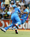 Suresh Raina collides with Irfan Pathan in the process of catching David Warner