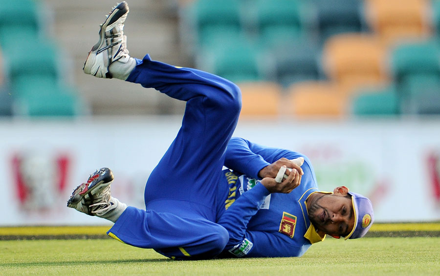 Tillakaratne Dilshan takes a catch to dismiss Virender Sehwag