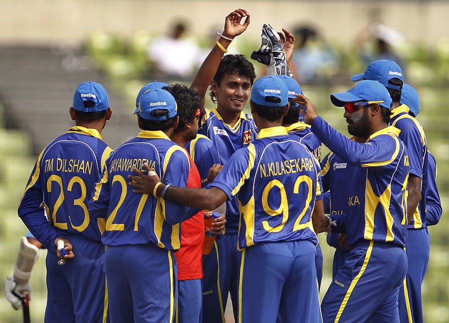 Sri Lanka get together after Sachin Tendulkar's dismissal
