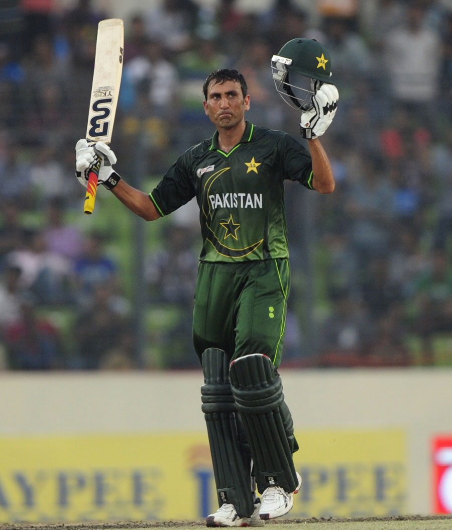 Younis Khan acknowledges applause for his half-century 