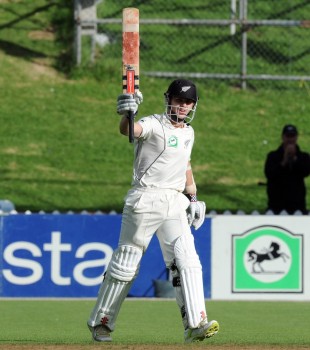 Kane Williamson acknowledges his century, New Zealand v South Africa, 3rd Test, Wellington, 5th day, March 27, 2012