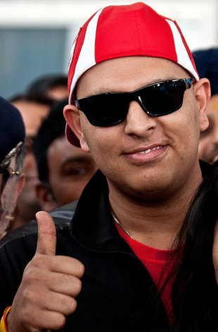 Yuvraj Singh gestures to the crowd on arriving in Delhi, April 9, 2012