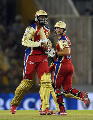 Chris Gayle and AB de Villiers take a run, Kings XI Punjab v Royal Challengers Bangalore, IPL 2012, Mohali, April 20, 2012