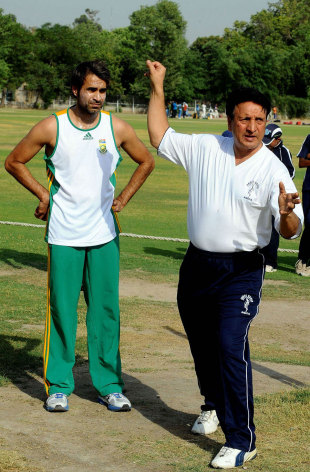 Abdul Qadir passes on a few tips to Imran Tahir, Lahore, May 29, 2012