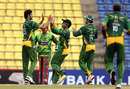 Pakistan get together after the wicket of Upul Tharanga