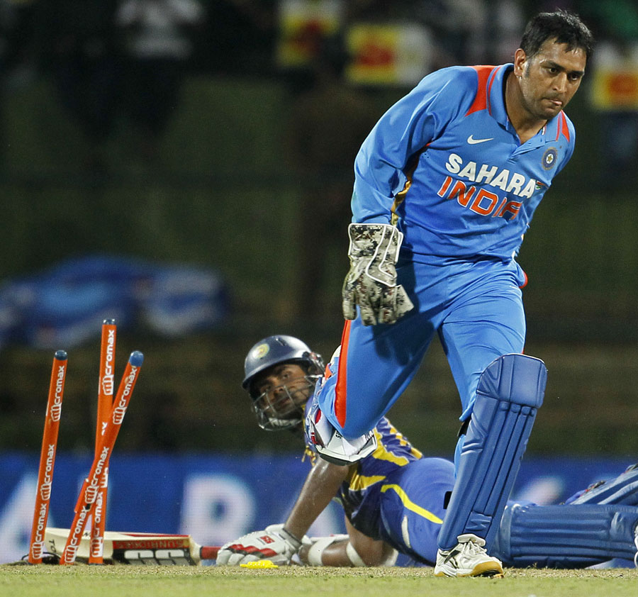 MS Dhoni completes the run out of Lahiru Thirimanne