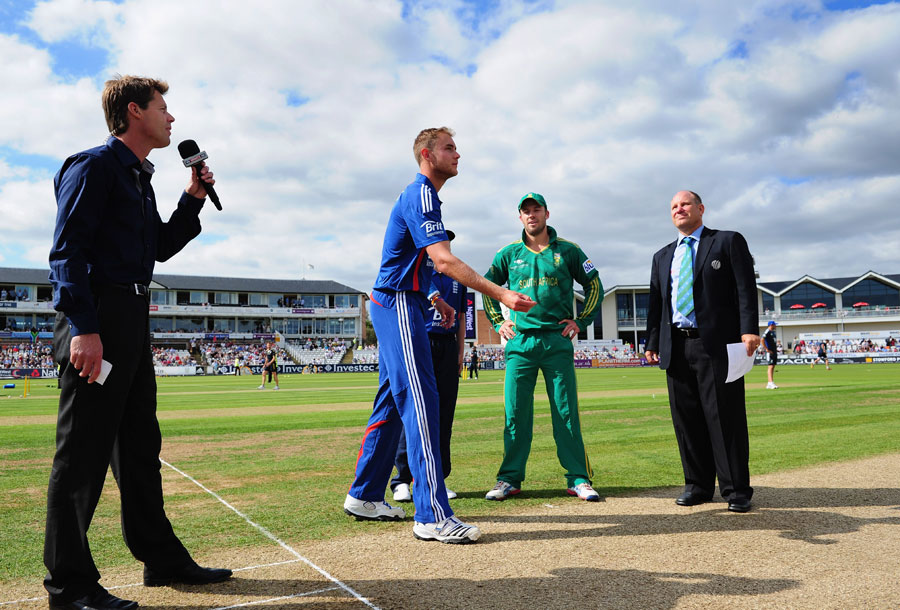 Stuart Broad tosses the coin