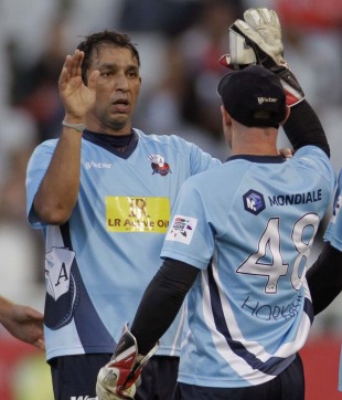 Azhar Mahmood took three wickets, Auckland v Kolkata Knight Riders, Group A, Champions League Twenty20, Cape Town, October 15, 2012