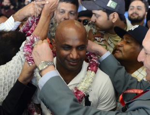 Sanath Jayasuriya is welcomed on his arrival in Karachi, Karachi, October 18, 2012