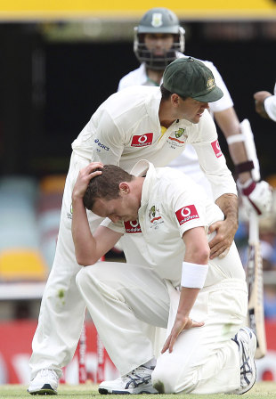 Ricky Ponting comforts Peter Siddle after letting go of a caught and bowled chance, Australia v South Africa, 1st Test, Brisbane, 1st day, November 9, 2012