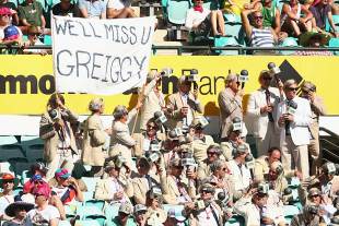 Fans at the SCG pay tribute to Tony Greig, Australia v Sri Lanka, 3rd Test, Sydney, 2nd day, January 4, 2013