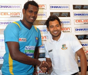 Angelo Mathews and Mushfiqur Rahim shake hands at a press conference, Colombo, February 28, 2013