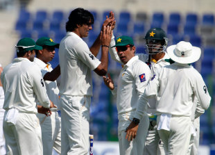 Mohammad Irfan celebrates a wicket with team-mates, Pakistan v South Africa, 1st Test, Abu Dhabi, 1st day, October 14, 2013