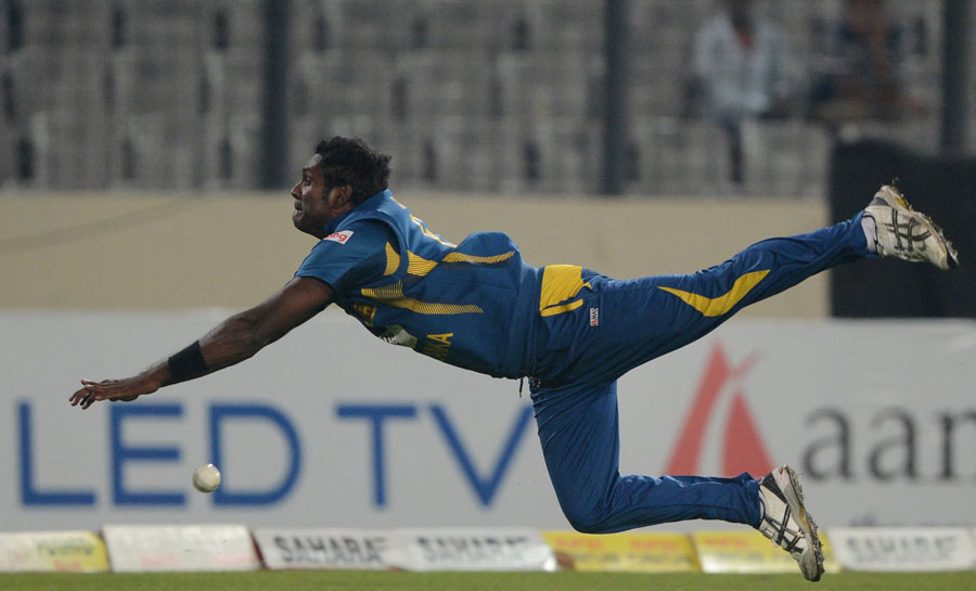 Angelo Mathews dives to stop a boundary