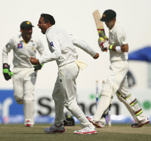 Zulfiqar Babar reacts to the dismissal of Glenn Maxwell, Pakistan v Australia, 2nd Test, Abu Dhabi, 3rd day, November 1, 2014