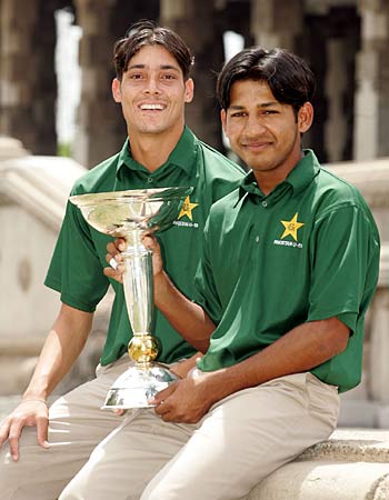 Pakistan captain Sarfraz Ahmed and Man of the Match  Anwar Ali with the Under-19 World Cup trophy