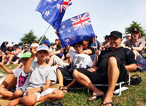 The spectators soak up the sun at Seddon Park | Cricket Photo ...