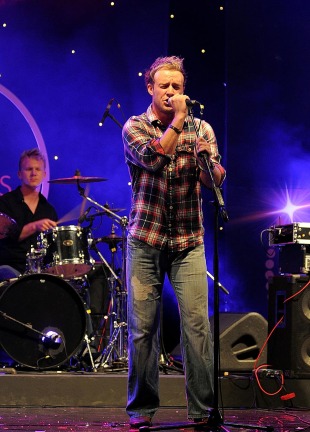 AB de Villiers sings at the ICC Awards in Bangalore, Bangalore, October 6, 2010