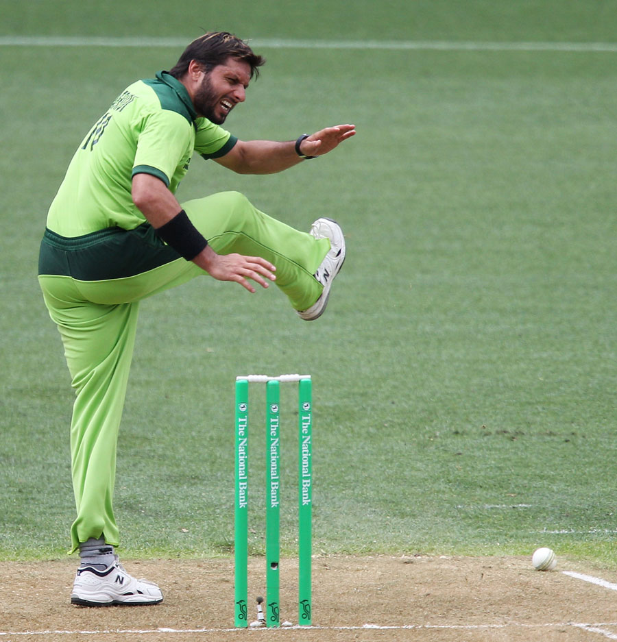 Shahid Afridi is frustrated after messing up a run-out opportunity