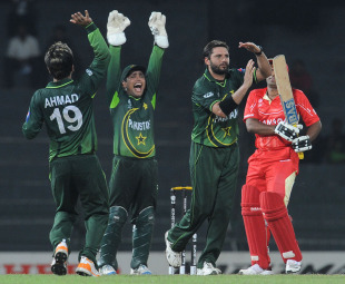 Shahid Afridi asks for a review, Canada v Pakistan, Group A, World Cup 2011, Colombo, March 3, 2011