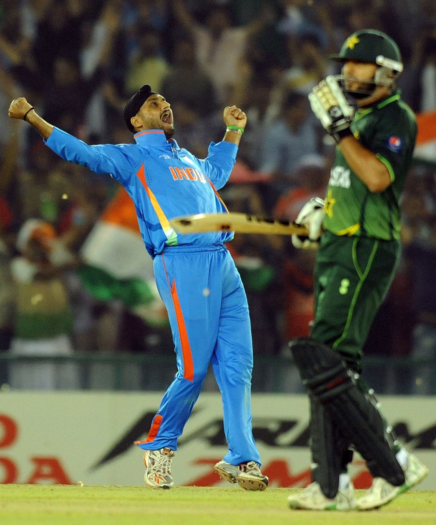 Contrasting emotions from Shahid Afridi and Harbhajan Singh after the former's dismissal