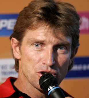 Kevin Curran speaks to the media, Ahmedabad, October 7, 2006